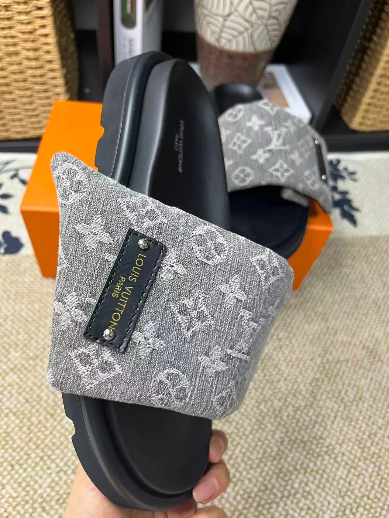 P340 [New Style] [LOUIS VUITTON] Louis Vuitton, LV printing, men's and women's slippers are now on the market, packed in drawer boxes with cloth bags and cards, the upper pattern looks very soft and waxy, and is a super versatile leg slimming tool. Fabric: imported denim/canvas/old fabric, LV hardware LOGO, official website pattern printing, comfortable to wear, feet: high-elastic PU water table. Sole: foam sole, heel height: about 5cm. Code number: 35-46, 35, 45, 46 are custom-made and non-returnable. Color: multiple colors and styles available.